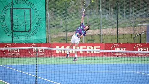 El turco Toprak Avcibasi (medios)