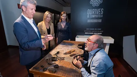 Rueda con Fernández-Tapias y Mariel Larriba.