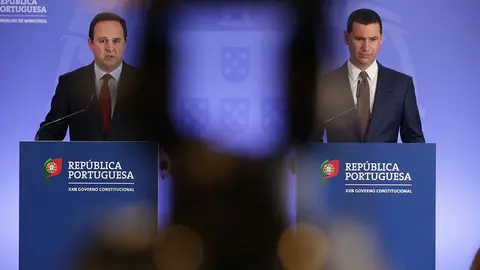 Ministro das Finanças, Fernando Medina, e Ministro das Infraestruturas, João Galamba, em conferência de imprensa do Conselho de Ministros, Lisboa.