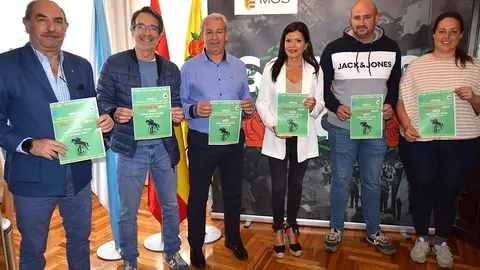 A alcaldesa de Mos, Nidia Arévalo, o concelleiro de Deportes mosense, José Areal, o Vicepresidente da Federación Galega de Hípica, Gonzalo Autran Castel, José Manuel Freire Piñeiro, Coordinador de Deporte Escolar da Xunta de Galicia e representantes do mosense Club Hípico JC.
