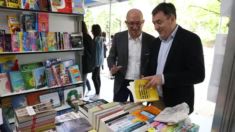 El conselleiro Román Rodríguez participa en la apertura de esta cita en el circuito impulsado por la Xunta y la Federación de Librerías de Galicia en la Alameda compostelana.