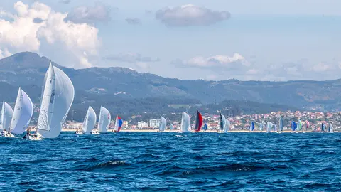 La flota de ORC navegando hoy en la bahÍa de Baiona © CLARA GIRALDO.
