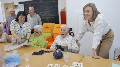 La conselleira de Política Social e Xuventude, Fabiola García, visitó esta tarde el centro de día Xestal, en Monfero, acompañada de la delegada territorial de la Xunta en Ferrol, Martina Aneiros.