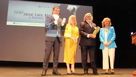 El conselleiro de Cultura, Román Rodríguez, la alcaldesa de viveiro, María Loureiro, el galardonado, Ramón Pernas, y la presidenta de la APG, María Méndez.