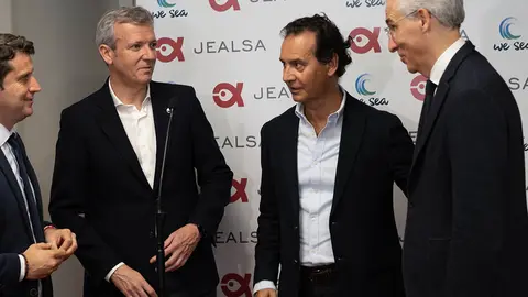 El presidente de la Xunta visitó las instalaciones del Grupo Jealsa en Boiro.