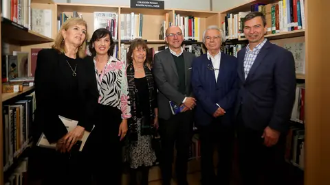 El director xeral de Cultura de la Xunta, Anxo M. Lorenzo, participa en el acto de entrega de esta donación de Peter L. Farer, gran admirador del autor y propietario de las piezas.