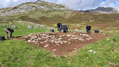 Tareas excavación arqueológica en la montaña leonesa.
