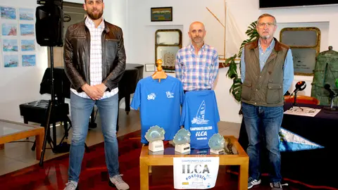 El Comodoro, Fernando González, acompañado del Concelleiro de Deportes de Porto do Son, Juan Pouso; y su Vicecomodoro, José García.