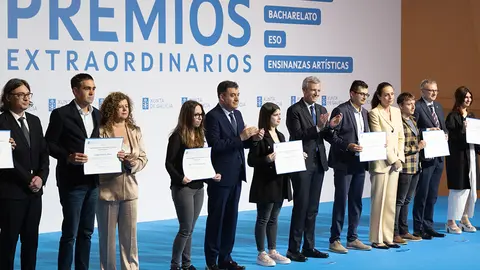 El presidente de la Xunta, acompañado del conselleiro de Cultura, Educación, FP e Universidades, Román Rodríguez, participó en la entrega de los Premios Extraordinarios de Educación.