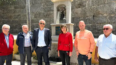 La directora de Turismo de Galicia, Nava Castro, mantuvo una reunión con el alcalde pedáneo de la Entidad Local Menor de Arcos da Condesa, José Francisco Alonso.