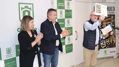 O alcalde de Brión, Pablo Lago Sanmartín, e a concelleira de Cultura, Sandy Cebral, entregaron na noite de onte martes o V Premio Laudamuco para textos teatrais ao escritor Vicente Piñeiro (Lugo, 1954) pola súa obra “Devólvenos a Xermánico”.