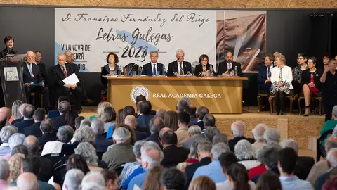 O titular do Goberno galego, Alfonso Rueda, acompañado polo conselleiro de Cultura, Educación, Formación Profesional e Universidades, Román Rodríguez, preside a sesión plenaria extraordinaria e pública da Real Academia Galega. Centro de usos múltiples Ponte de Cuñas (A Lourenzá), 17/5/2023.
