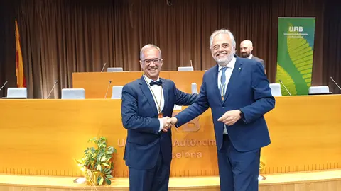 El rector, Javier Lafuente y Juan Manuel Lema, catedrático emérito de Ingeniería Química de la Universidad de Santiago de Compostela (USC) y presidente de la Real Academia Gallega de las Ciencias.
