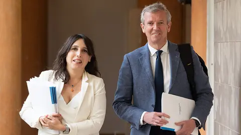 El presidente de la Xunta, Alfonso Rueda, acompañado de la ministra de Empleo, María Jesús Lorenzana, durante la rueda de prensa posterior a la reunión del Consello.