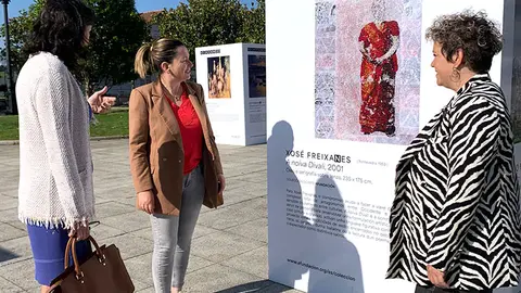 A alcaldesa, Marta Valcárcel contempla unha das obras.