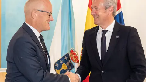 rueda se reunió con el representante diplomático del Reino de Noruega en España, Nils Haugstveit.