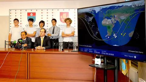 Rodríguez Lago, Bernardo Longa y los alumnos del proyecto.