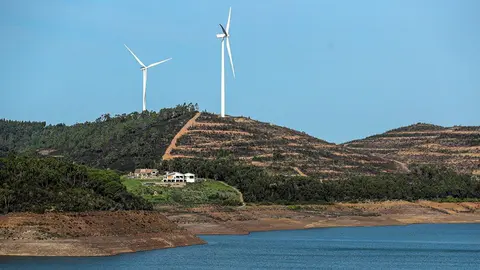 Barragem em situação de seca.