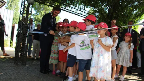 El alcalde, Vasco Ferrás, ofreció a los niños participar en la inauguración de las decimo octava edición.