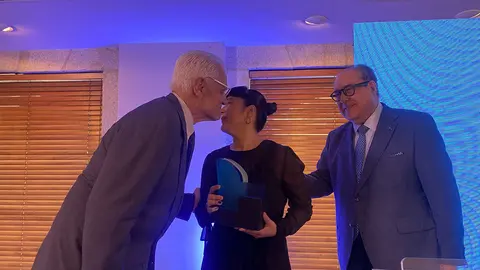 Freixanes bica a gañadora en presencia do presidente de Afundación, Miguel Ángel Escotet.