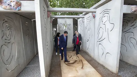 O conselleiro de Cultura, Educación, FP e Universidades, Román Rodríguez, acompañado polo director xeral de Cultura, Anxo M. Lorenzo, inaugura a obra O prisma dos sentidos, de Acisclo Manzano. ARCHIVO.