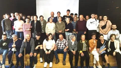 Alumnado do IES Pino Manso recolle as historias de vida das persoas usuarias de Afaga O Porriño.