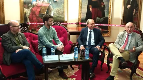 El profesor de la Facultad de Geografía e Historia de la USC y el arquitecto protagonizaron la mesa de debate “Compostela. Movilidad y modelo de ciudad” en la sede de la RSEAPS