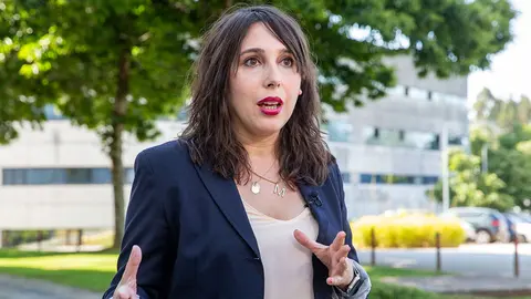 A conselleira de Promoción do Emprego e Igualdade, María Jesús Lorenzana, fixo unha valoración dos datos do paro rexistrado e afiliacións.  Na entrada do edificio administrativo da Consellería.