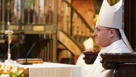 Francisco Prieto Fernández, nuevo arzobispo de Santiago de Compostela: “Con todos quiero caminar, como hermano en la fe, como vuestro pastor”
3 de junio de 2023
Cerca de treinta cardenales, arzobispos y obispos españoles, junto al nuncio apostólico, monseñor Bernardito Auza, acompañaron a mons. Francisco Prieto este sábado en la ceremonia de presentación y toma de posesión como nuevo arzobispo de Santiago de Compostela, tras suceder a  Julián Barrio..