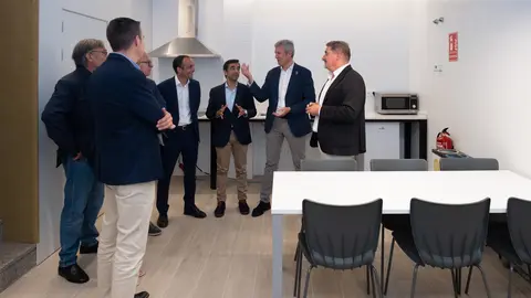 El presidente de la Xunta visita las instalaciones del nuevo inmueble, situado en la Casa del Mar.