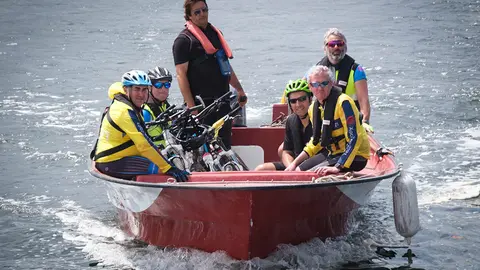 El presidente de la Xunta, Alfonso Rueda, atravesando el Miño entre la localidad lusa de Caminha y Camposancos (A Guarda, España) en el  Xacobeo Transfer durante una etapa del Camiño Portugués.