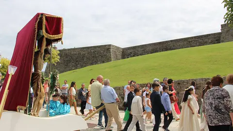 A procesión coSanto Cristo da Vitoria de Salvaterra sube cara a porta da Oliva, na praza do Castelo..