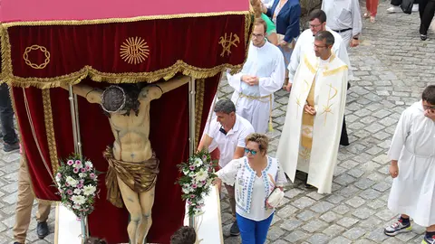 Chegando o Santo Cristo a porta da Oliva, cara a praza do Castelo.