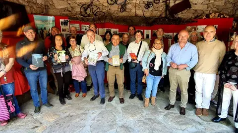 Algunos de los invitados a la inauguración de la exposición sobre Alfonso Graña, el gallego Rey de los Jíbaros, y Alfredo Rodríguez Bayón, el piloto accidentado en el Amazonas.