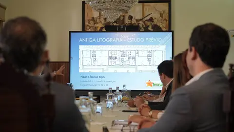 Ministra da Habitação, Marina Gonçalves, em reunião na Câmara Municipal de Olhão.