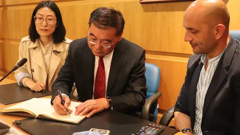 O alcalde, Alejandro Lorenzo, recibiu na casa consistorial á comitiva.