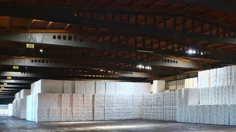 La fábrica de Ence supondrá una inversión de 125 millones de euros y se prevé obtener una producción de 100.000 toneladas al año de pasta reciclada y permitirá crear 120 empleos directos,