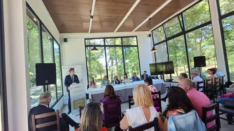 El delegado territorial de la Xunta en Lugo, Javier Arias, participó hoy en Sober en la clausura del II Foro de Turismo Transfronterizo, promovido por la Unión de Consumidores de Galicia en colaboración con la principal organización de personas consumidoras de Portugal, DECO, y el apoyo de la Axencia de Turismo de la Administración autonómica. La jornada reúne a profesionales de diferentes ámbitos institucionales, del sector de la hostelería y el turismo, de la comunicación y de asociaciones de consumidores para ofrecer su visión sobre el arbitraje en la resolución de litigios y el impacto de las viviendas de uso turístico en Galicia y Portugal.