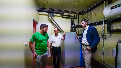 El director xeral de Planificación Enerxética e Recursos Naturais, Pablo Fernández Vila, visitó esta mañana en Nigrán una vivienda que recibió apoyos de la convocatoria anterior.