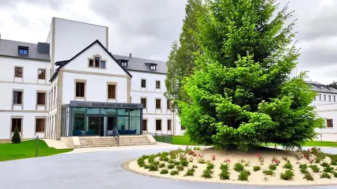 El complejo es un espacio para la salud y el bienestar, formado por un hotel de 4 estrellas con 103 habitaciones, un balneario, campo de golf de 9 hoyos, cafetería y restaurante.
