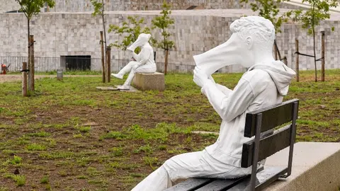 Zapping slide. Este proyecto lo suscita el problema de la incomunicación, tema tratado desde distintos puntos de vista por el filósofo Byung-Chul Han, que ha buscado las posibles causas de la alienación que generan el abuso y mal uso que se hace de las nuevas tecnologías.