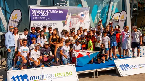 Los representantes del Real Club Náutico de Vigo, club vencedor de la Copa Galicia, recogiendo el galardón. © RFGV.