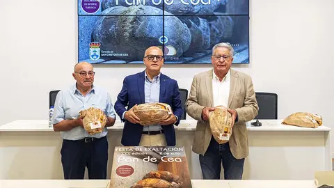 Presentación de la Fiesta del Pan Cena.- El presidente de la Diputación Provincial, Manuel Baltar, participa en la presentación de la XXX Fiesta del Pan Cena. También participan Jose Luís Valladares.