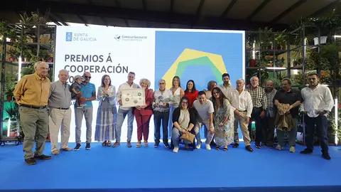 La conselleira de Promoción do Emprego e Igualdade, Elena Rivo, acompañada de la delegada territorial de la Xunta en Ferrol, Martina Aneiros, presidieron el Día galego do cooperativismo celebrado en Agroflor (Narón).