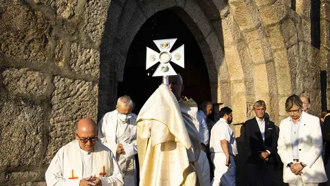 El obispo de Tui-Vigo bendijo los mares de el exterior del Templo Votivo del Mar.  ARCHIVO.