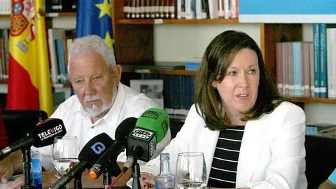 La Directora de Relaciones Externas de CONGALSA, Isabel Cañas, presidió la rueda de prensa, acompañada por el presidente del Náutico de Riveira, José Luís Torres Colomer.