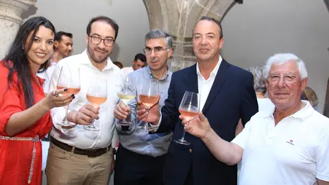 La artista invitada, Rita Sá Lima, con el primer teniente de alcalde, Paulo Barreiro, y el presidente de la Asamblea, João Mimoso, y dos organizadores de la muestra.