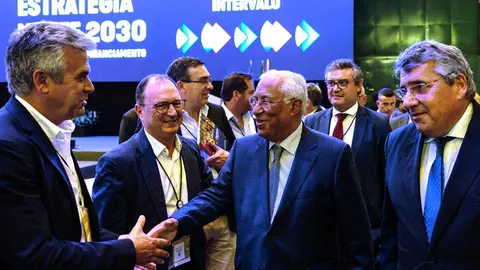 Primeiro-Ministro Ant&oacute;nio Costa cumprimentado &agrave; chegada ao semin&aacute;rio sobre o Programa Operacional Norte do PT2023, Santa Maria da Feira.
