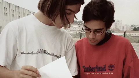 Alunos da Escola Secundaria Jose Gomes Ferreira, observam as provas de portugues que acabam de efectuar, no dia em que comecaram os exames do Ensino Secundario no Pais.