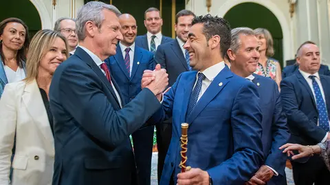 O presidente da Xunta de Galicia Alfonso Rueda felicita ao novo presidente da Deputación de Pontevedra, Luís López.